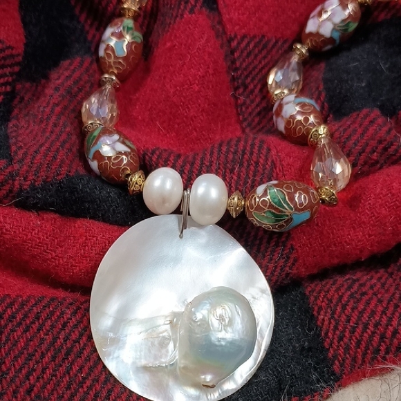 Elegant Gold and Pearl Necklace - Picture 2 of 2